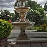 Zespol Palacowo-parkowy Badzow 宾馆 3*