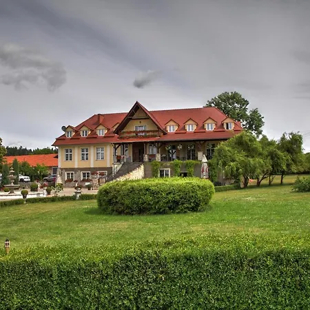 Zespol Palacowo-parkowy Badzow Penzion