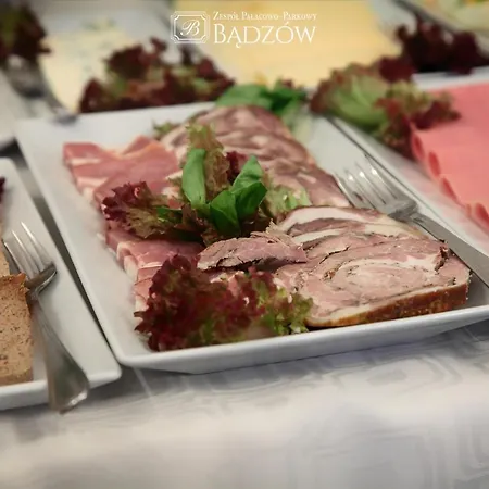 Zespol Palacowo-parkowy Badzow 3*