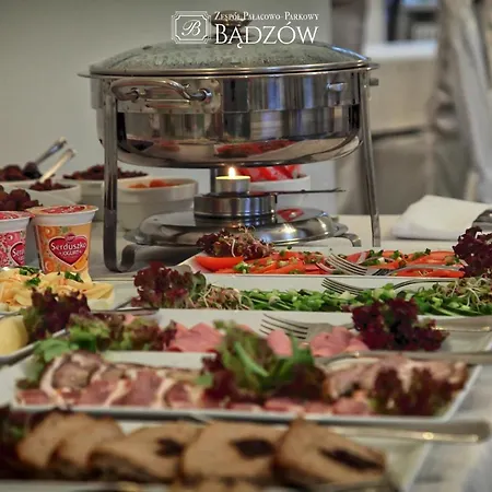 Zespol Palacowo-parkowy Badzow 3*