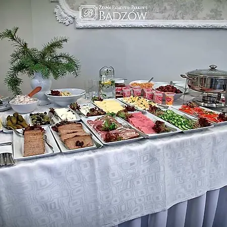 Zespol Palacowo-parkowy Badzow 3*