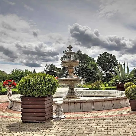 Zespol Palacowo-parkowy Badzow 여관 3*