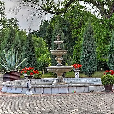여관 Zespol Palacowo-parkowy Badzow