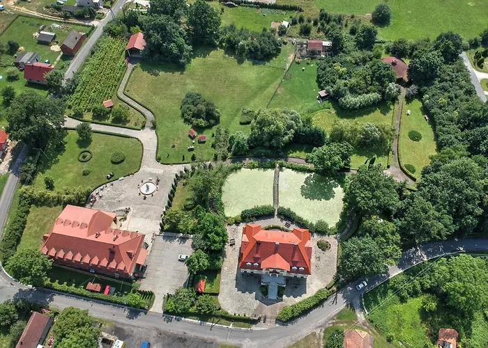 Zespol Palacowo-parkowy Badzow 3*