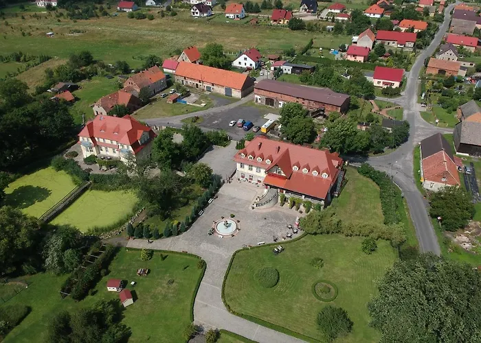 Zespol Palacowo-parkowy Badzow 3*