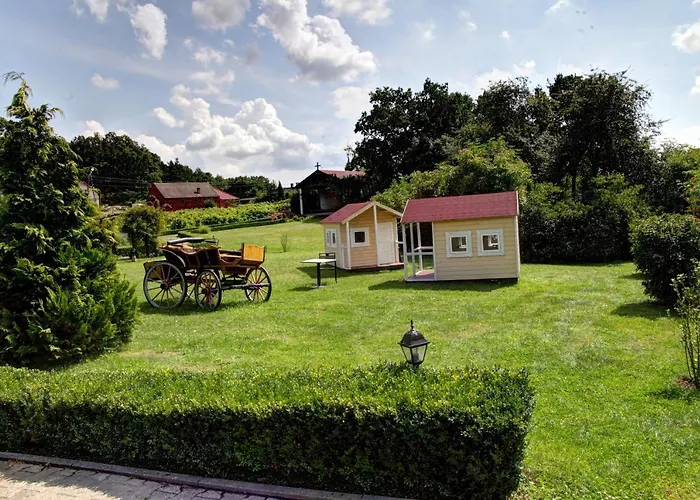 Zespol Palacowo-parkowy Badzow 3*