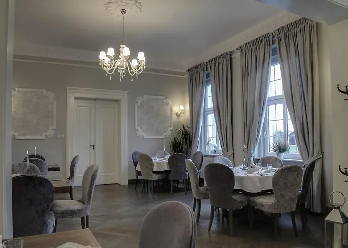 Zespol Palacowo-parkowy Badzow Herberg Polkowice